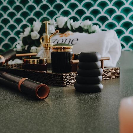 Doubletree By Hilton Fujairah City المظهر الخارجي الصورة A collection of makeup products