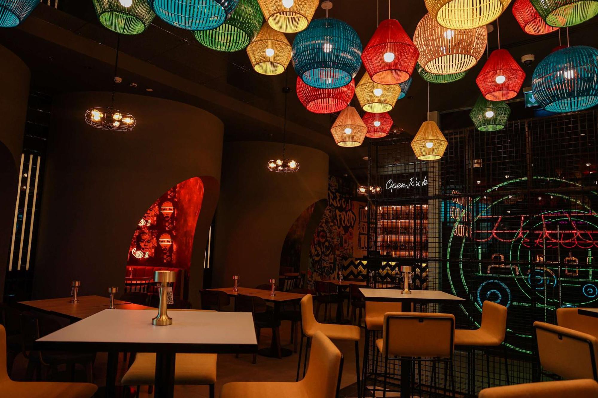 Doubletree By Hilton Fujairah City المظهر الخارجي الصورة Interior of the restaurant