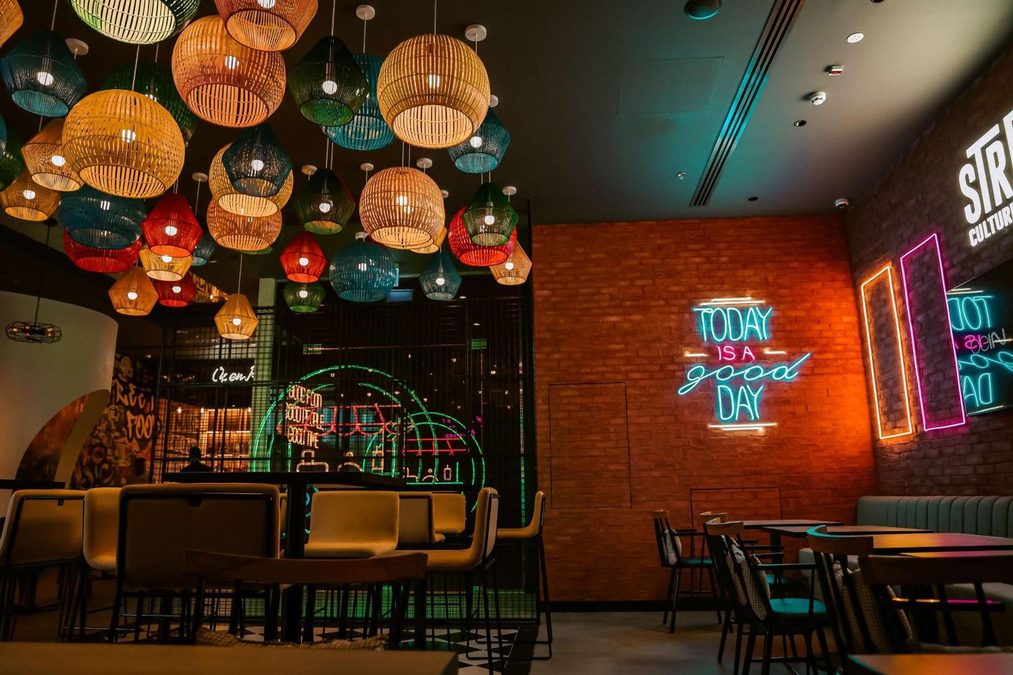 Doubletree By Hilton Fujairah City المظهر الخارجي الصورة Interior of a restaurant in Dubai