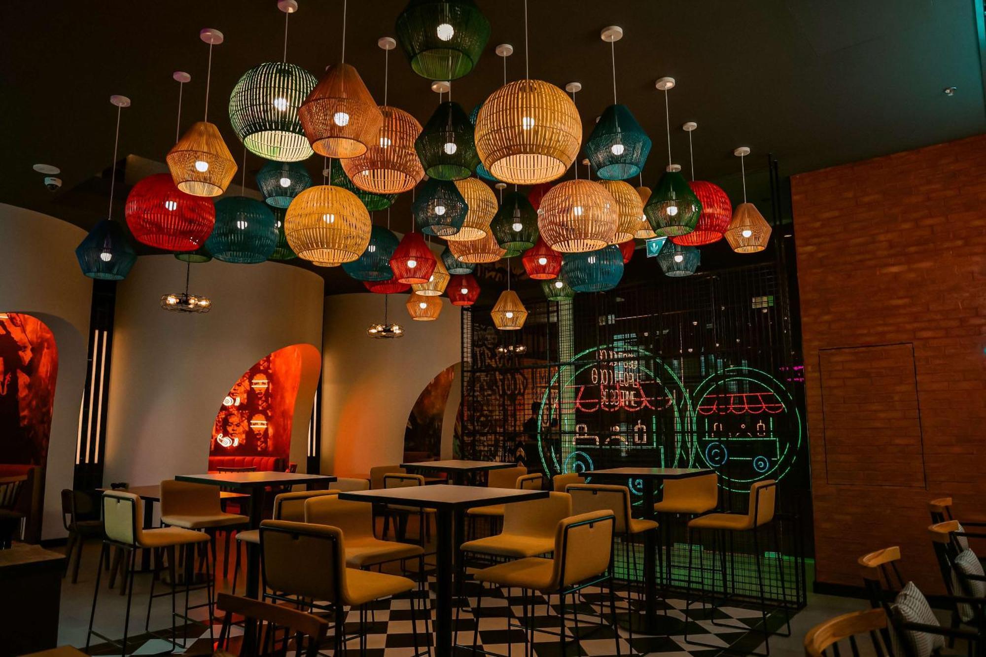 Doubletree By Hilton Fujairah City المظهر الخارجي الصورة Interior of a restaurant in the resort
