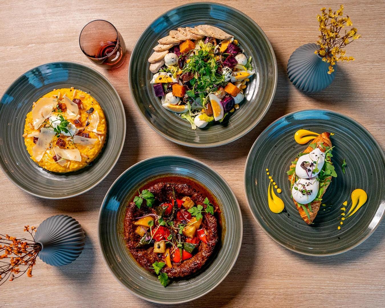 Doubletree By Hilton Fujairah City المظهر الخارجي الصورة Dishes at the restaurant