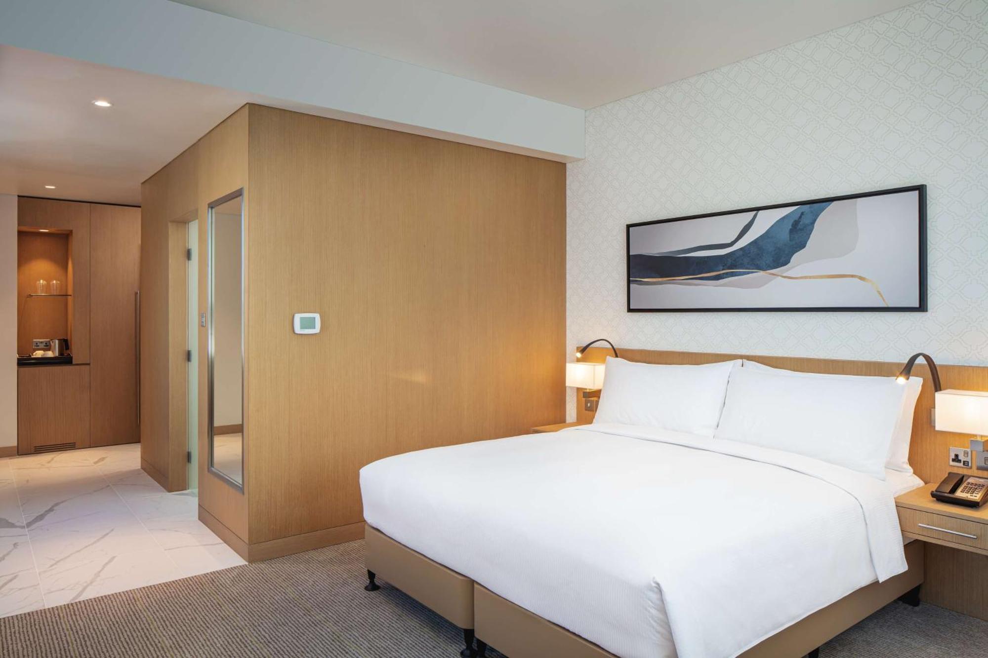 Doubletree By Hilton Fujairah City المظهر الخارجي الصورة A bedroom at the hotel