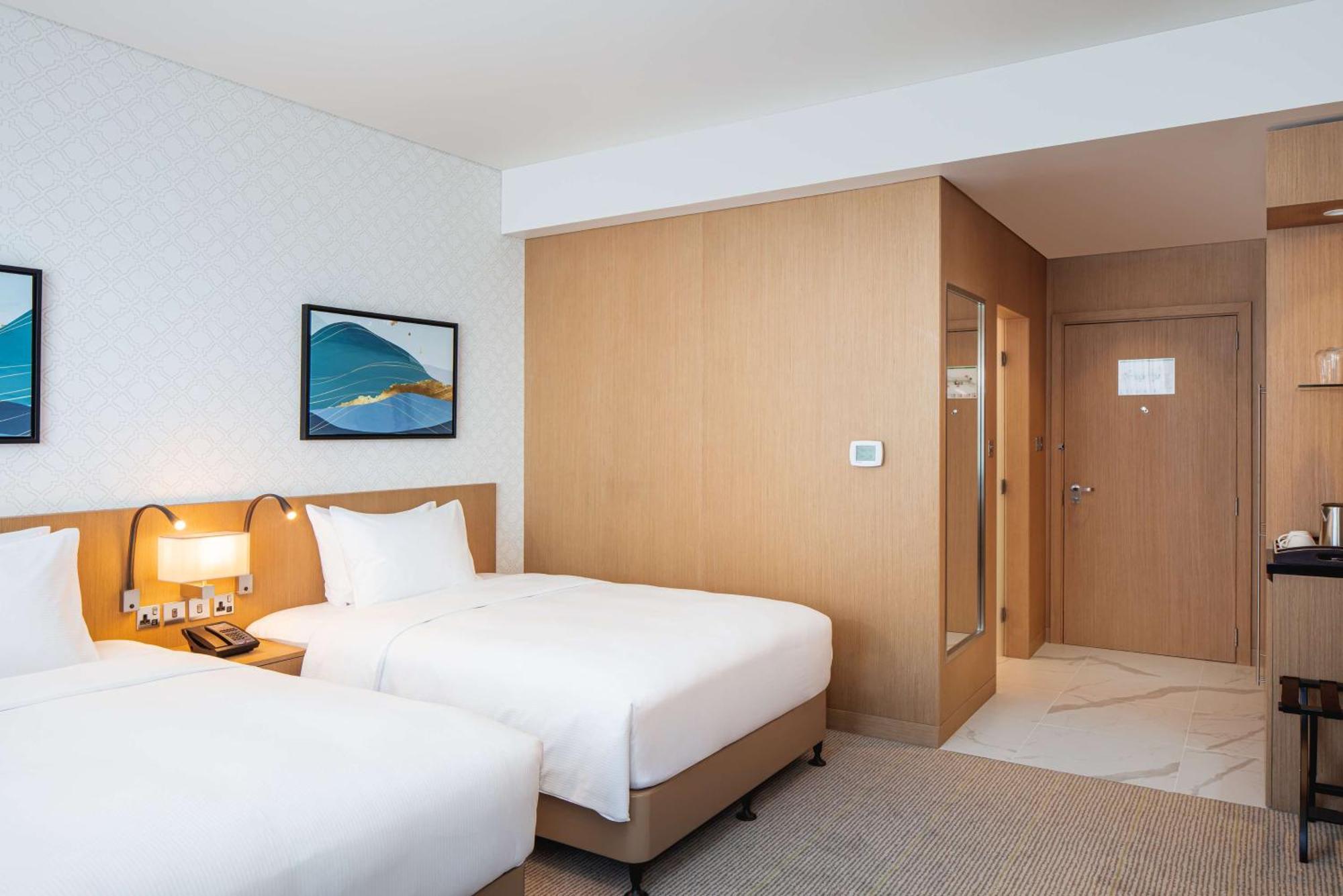 Doubletree By Hilton Fujairah City المظهر الخارجي الصورة A room at the hotel