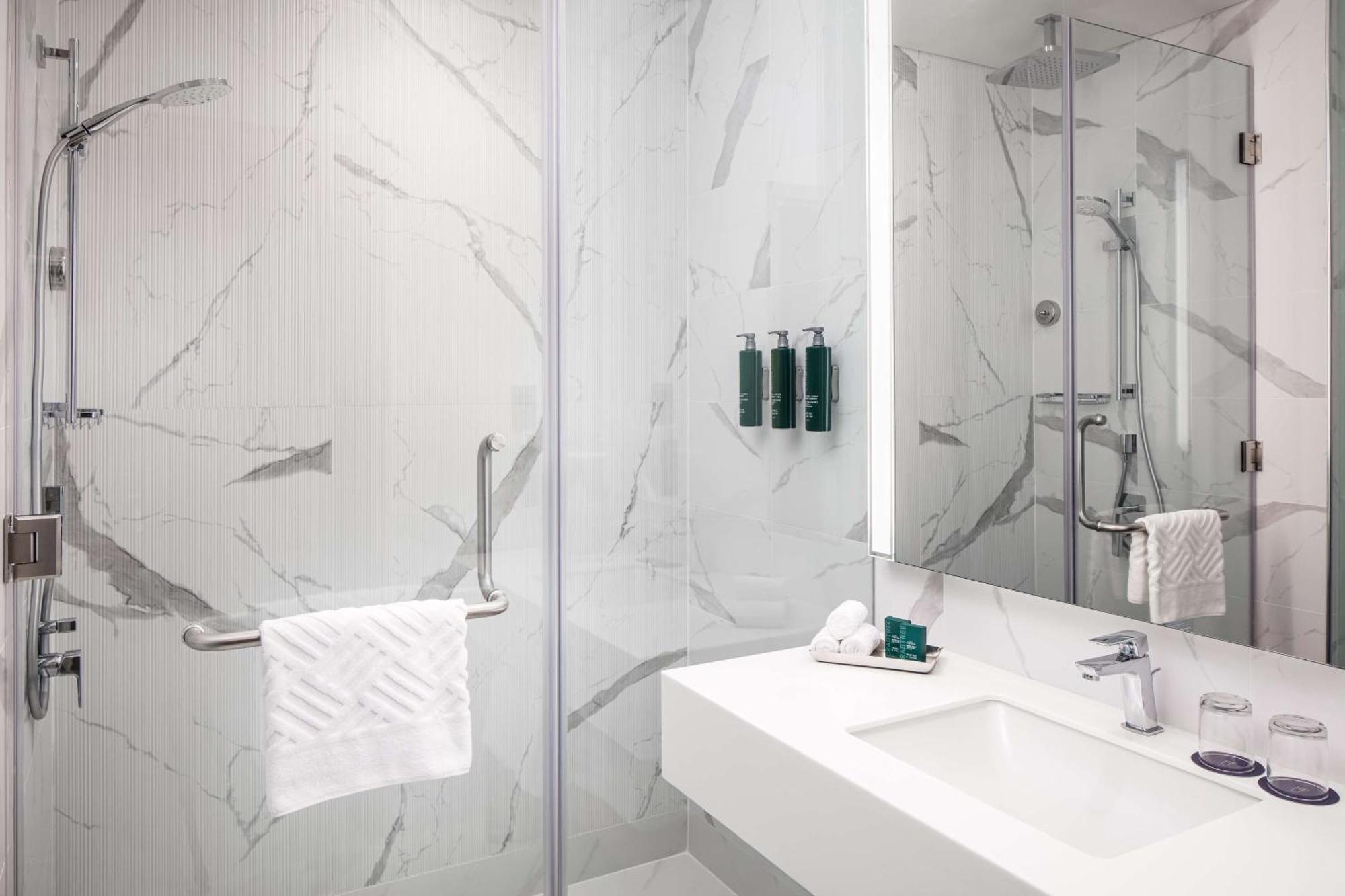 Doubletree By Hilton Fujairah City المظهر الخارجي الصورة Bathroom
