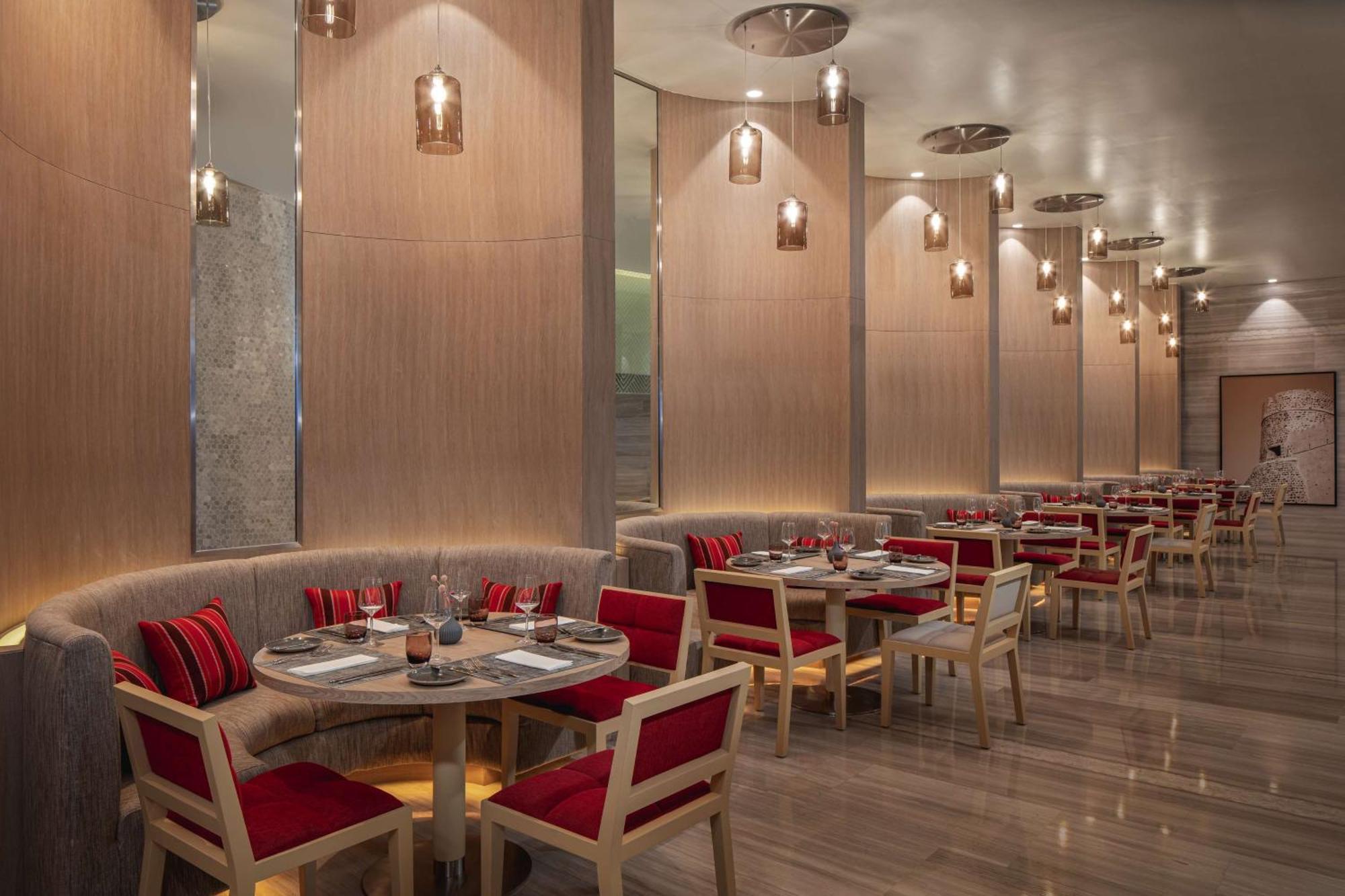 Doubletree By Hilton Fujairah City المظهر الخارجي الصورة The interior of the restaurant