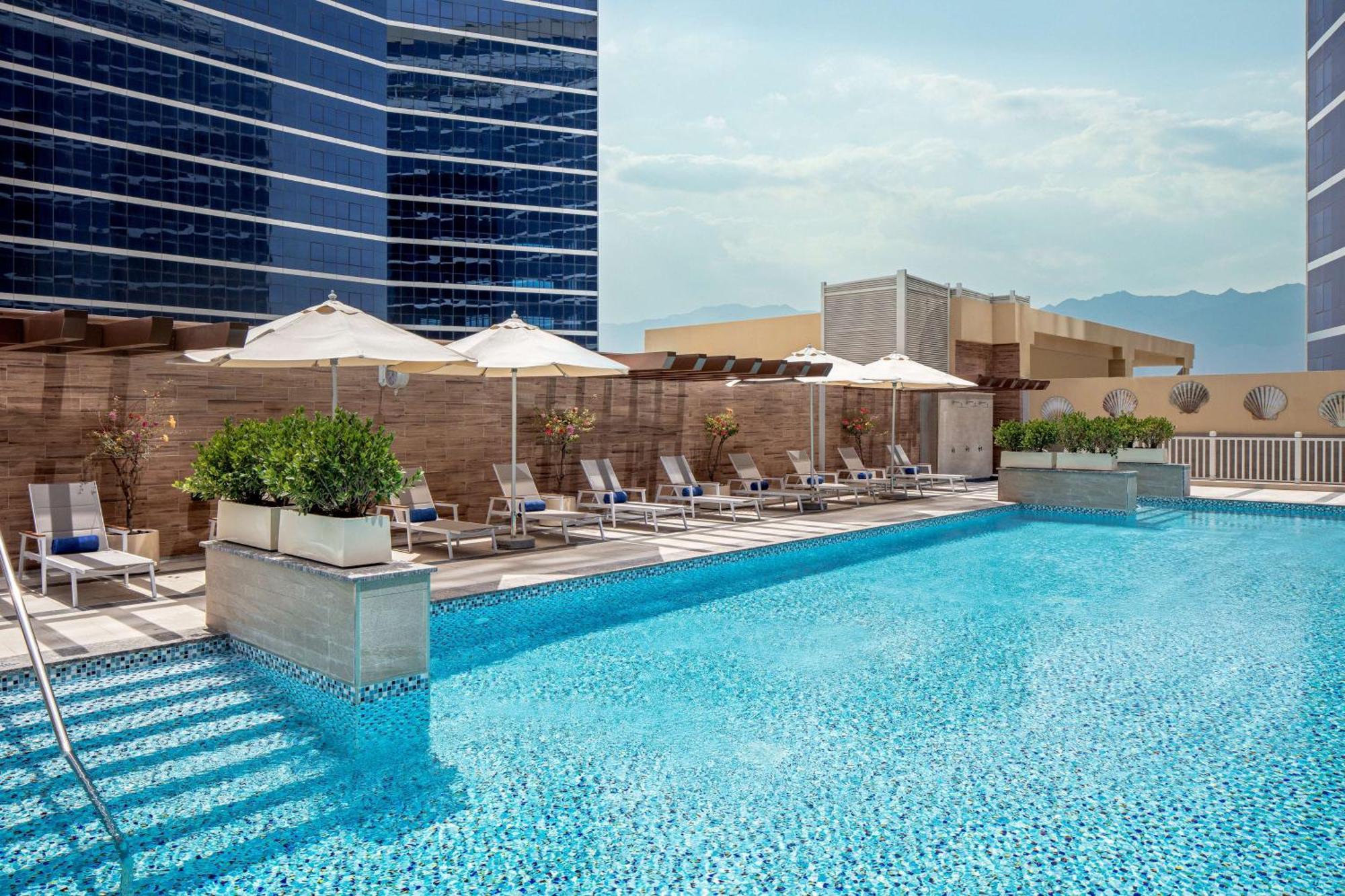 Doubletree By Hilton Fujairah City المظهر الخارجي الصورة The swimming pool at the hotel