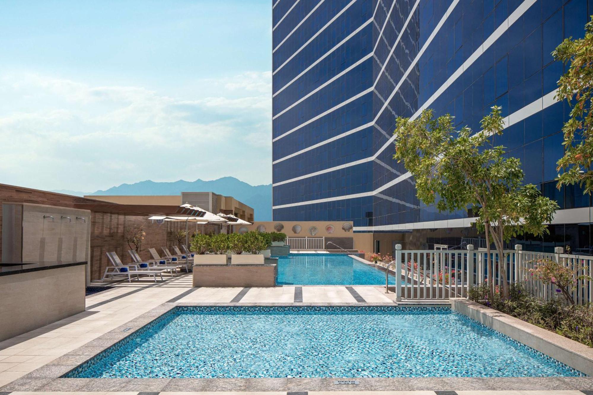 Doubletree By Hilton Fujairah City المظهر الخارجي الصورة The swimming pool