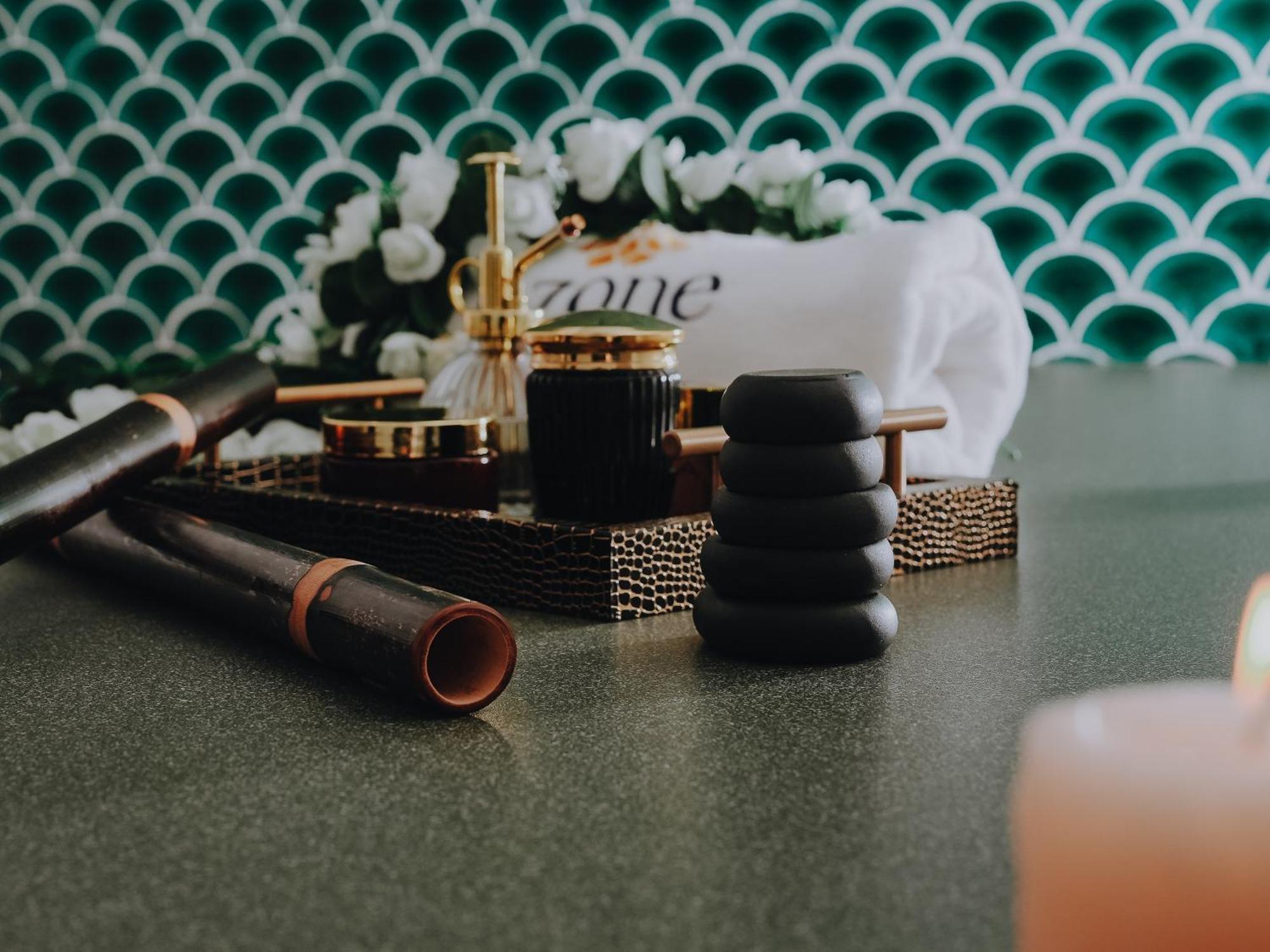 Doubletree By Hilton Fujairah City المظهر الخارجي الصورة A collection of makeup products